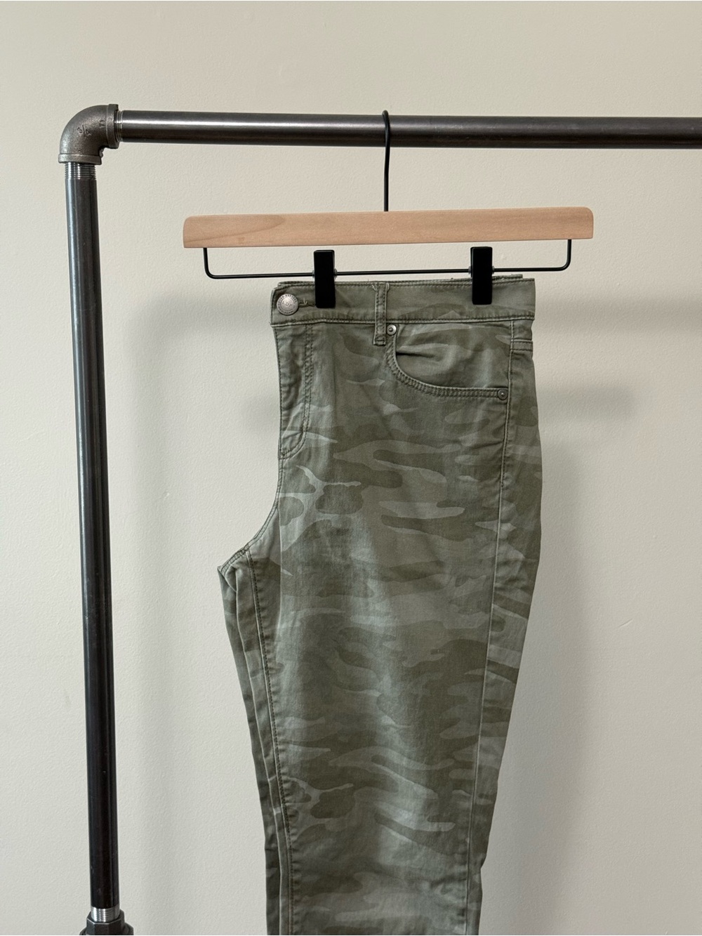 Women’s LOFT Green Camo Skinny Pants
